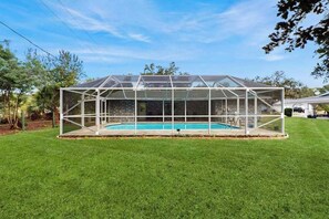 Pool - Relax, Swim & Explore! A Dog-Friendly Private Pool Retreat Close to Everything! (Port Charlotte)