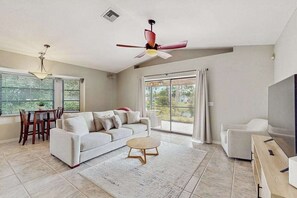 TV, offices - Gorgeous canal front home, above ground pool & close to beach (Port Charlotte)