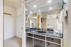Shower, hair dryer, towels - Gorgeous canal front home, above ground pool & close to beach (Port Charlotte)