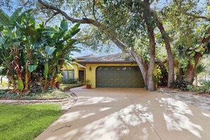 Property grounds - Gorgeous canal front home, above ground pool & close to beach (Port Charlotte)