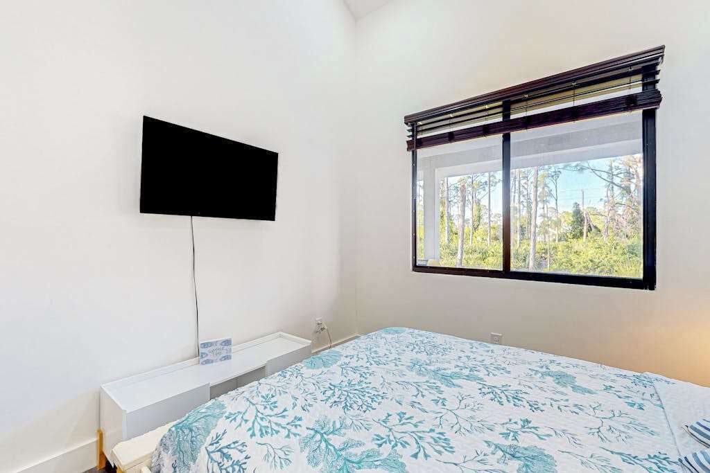 Desk, iron/ironing board, WiFi, bed sheets