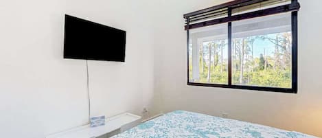 Desk, iron/ironing board, WiFi, bed sheets