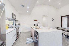 Fridge, microwave, oven, stovetop - Custom-built home with private patio, central AC, & W/D - dog-friendly (Port Charlotte)