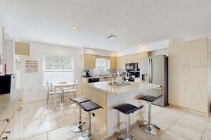 Fridge, microwave, oven, stovetop - Spacious coastal Pet friendly home close to beaches and shopping. (Port Charlotte)