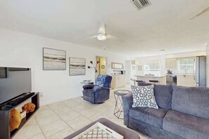 TV, offices - Spacious coastal Pet friendly home close to beaches and shopping. (Port Charlotte)