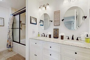 Shower, hair dryer, towels - Spacious coastal Pet friendly home close to beaches and shopping. (Port Charlotte)