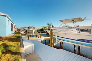 Marina - Dog-friendly, canal-front getaway with a dock, screened lanai, & washer/dryer (Saint James City)