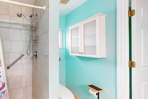 Shower, hair dryer, towels - Dog-friendly and Snowbird friendly close to beaches! (Venice)