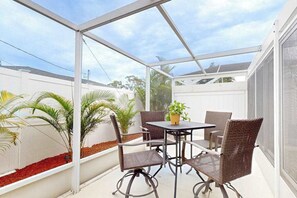 Outdoor dining - Dog-friendly and Snowbird friendly close to beaches! (Venice)