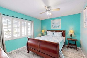 1 bedroom, iron/ironing board, WiFi, bed sheets - Dog-friendly and Snowbird friendly close to beaches! (Venice)