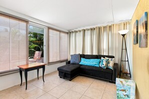 TV, offices - Dog-friendly and Snowbird friendly close to beaches! (Venice)