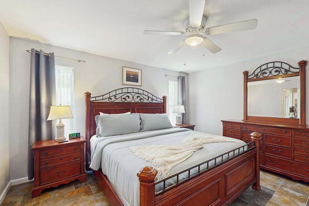2 bedrooms, iron/ironing board, WiFi, bed sheets