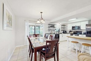Dining - Family and dog friendly pool home, close to beaches, harbor and river (Port Charlotte)