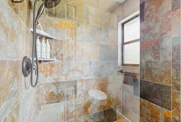 Shower, hair dryer, towels - Family and dog friendly pool home, close to beaches, harbor and river (Port Charlotte)