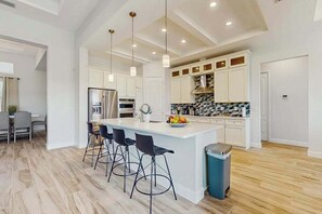 Fridge, microwave, oven, stovetop - Luxurious waterfront home, pool, Gulf access, and pool table (Port Charlotte)
