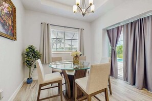 Dining - Luxurious waterfront home, pool, Gulf access, and pool table (Port Charlotte)
