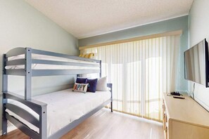 3 bedrooms, desk, iron/ironing board, travel cot - Coastal Cottage with private pool, lanai, and free internet (Port Charlotte)