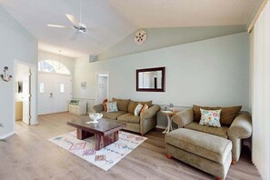 TV, offices - Coastal Cottage with private pool, lanai, and free internet (Port Charlotte)