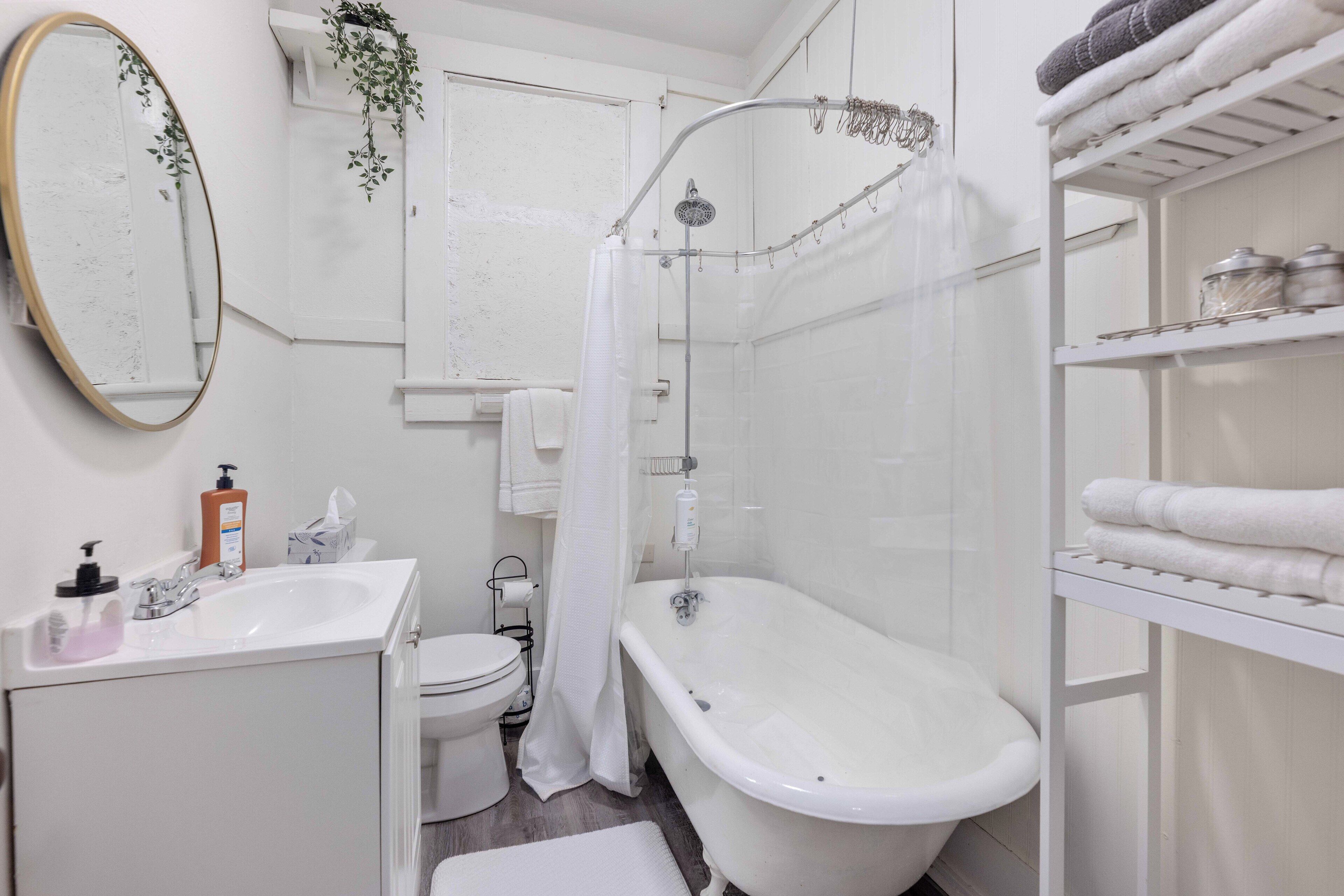 Een douche, een haardroger, handdoeken, zeep
