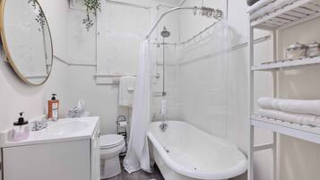 Een douche, een haardroger, handdoeken, zeep