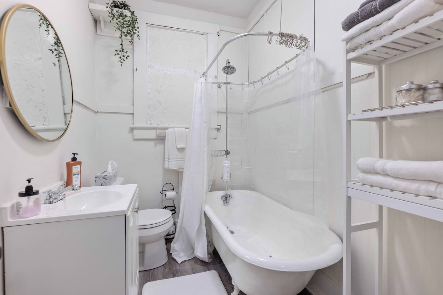 Une salle de bain avec une baignoire blanche, des toilettes, un lavabo et un miroir.