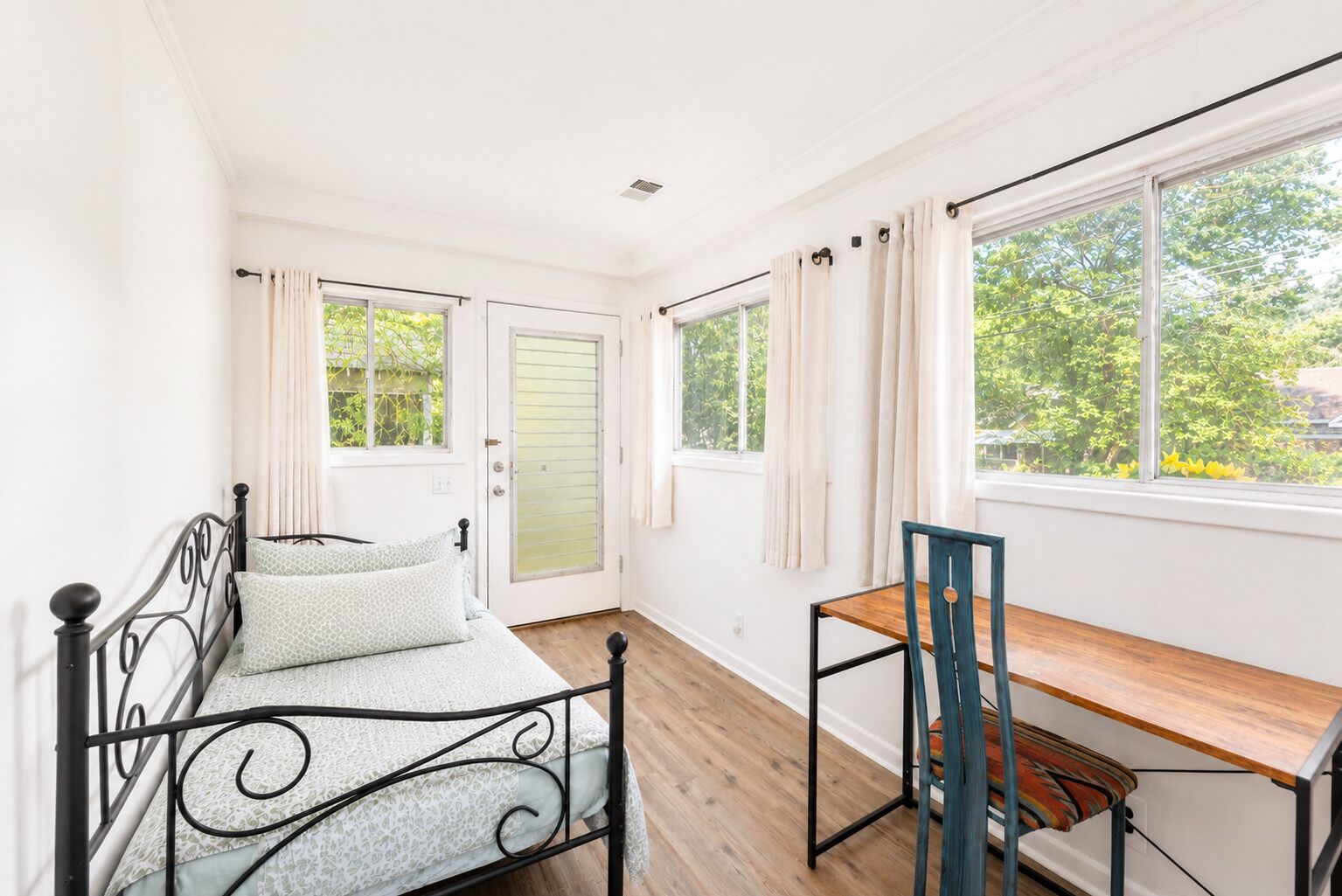 2 Schlafzimmer, Schreibtisch, Bügeleisen/Bügelbrett, Reisekinderbett
