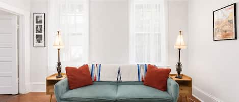 TV connectée, cheminée, livres