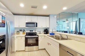 Fridge, microwave, oven, stovetop - 🌴Gulf Front VIEW | 5 Pools | Majestic Beach 2-1903🌴 (Panama City Beach)