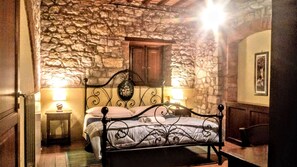 Room - Stunning private villa with hot tub, WIFI, private pool, TV, pets allowed and panoramic view (Monte Castello Di Vibio)