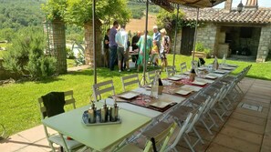 Outdoor dining - Stunning private villa with hot tub, WIFI, private pool, TV, pets allowed and panoramic view (Monte Castello Di Vibio)