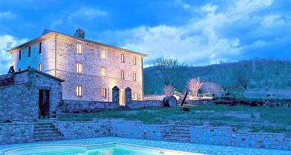 Stunning private villa with hot tub, private pool, WIFI, TV, pets allowed and panoramic view