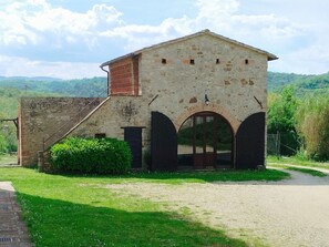 Exterior - Stunning private villa with hot tub, WIFI, private pool, TV, pets allowed and panoramic view (Monte Castello Di Vibio)