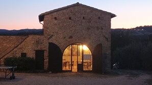 A stone building with an arched doorway and a table outside. - Wonderful private villa with private pool, hot tub, WIFI, TV, pets allowed and panoramic view (Monte Castello Di Vibio)