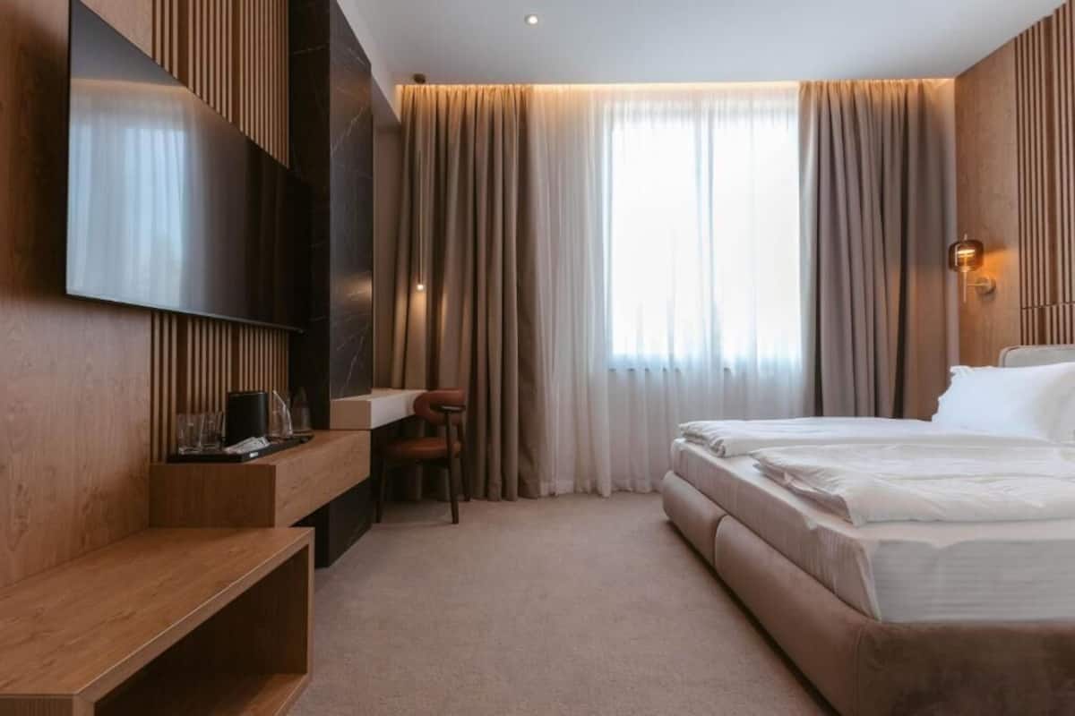 Dobbeltrom – comfort | Safe på rommet, skrivebord, blendingsgardiner og lydisolert