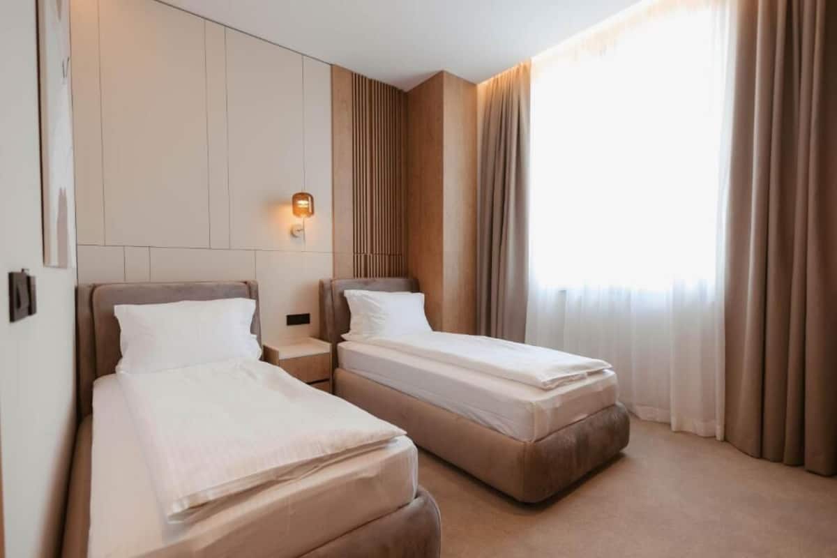 Tomannsrom – comfort | Safe på rommet, skrivebord, blendingsgardiner og lydisolert