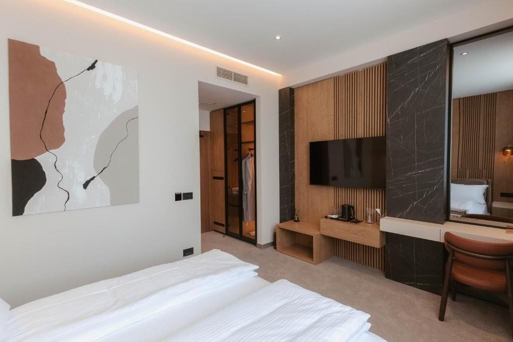 In-room safe, desk, free WiFi