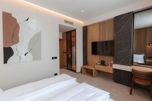 Habitación doble Confort | Caja de seguridad en la habitación, escritorio y cortinas blackout 