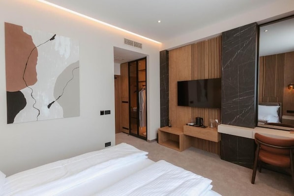 In-room safe, desk, free WiFi