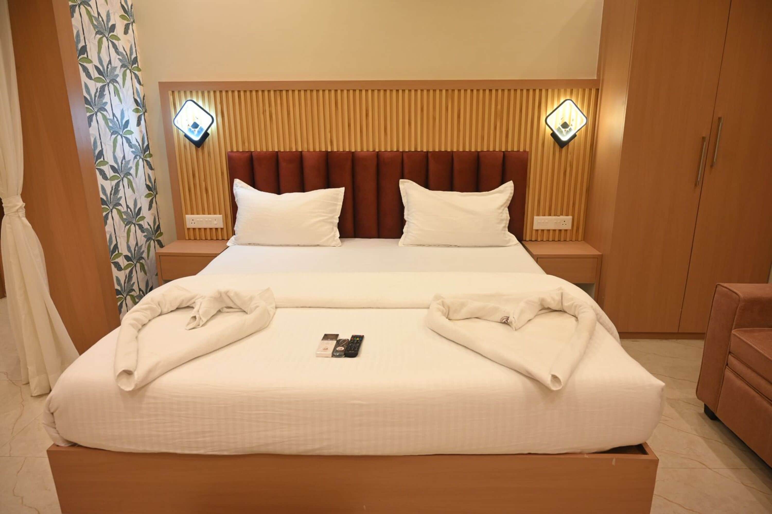 Deluxe Double Room, City View | Desk, free WiFi