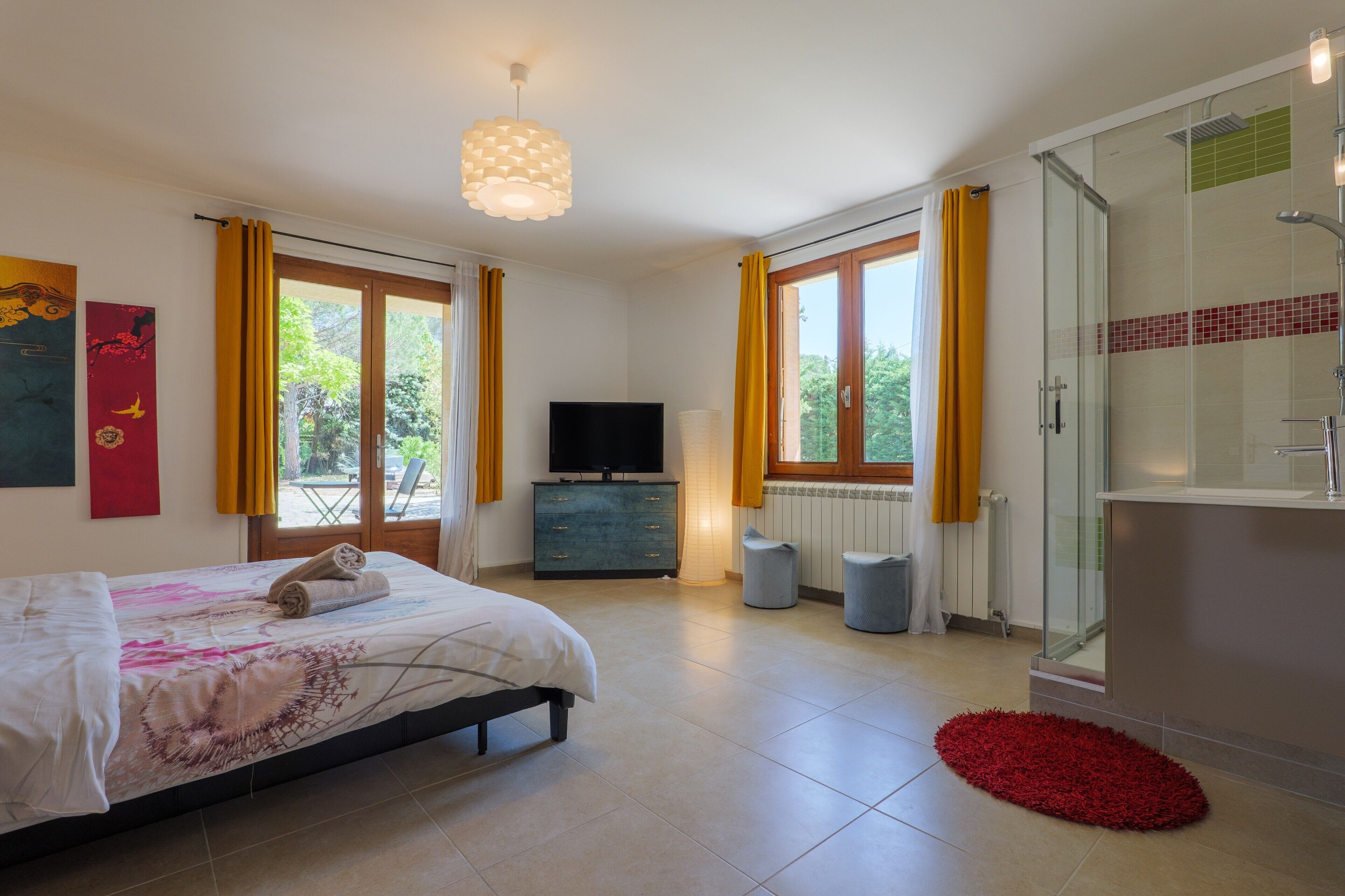 6 quartos, ferros/tábuas de passar roupa, Wi-Fi, roupa de cama