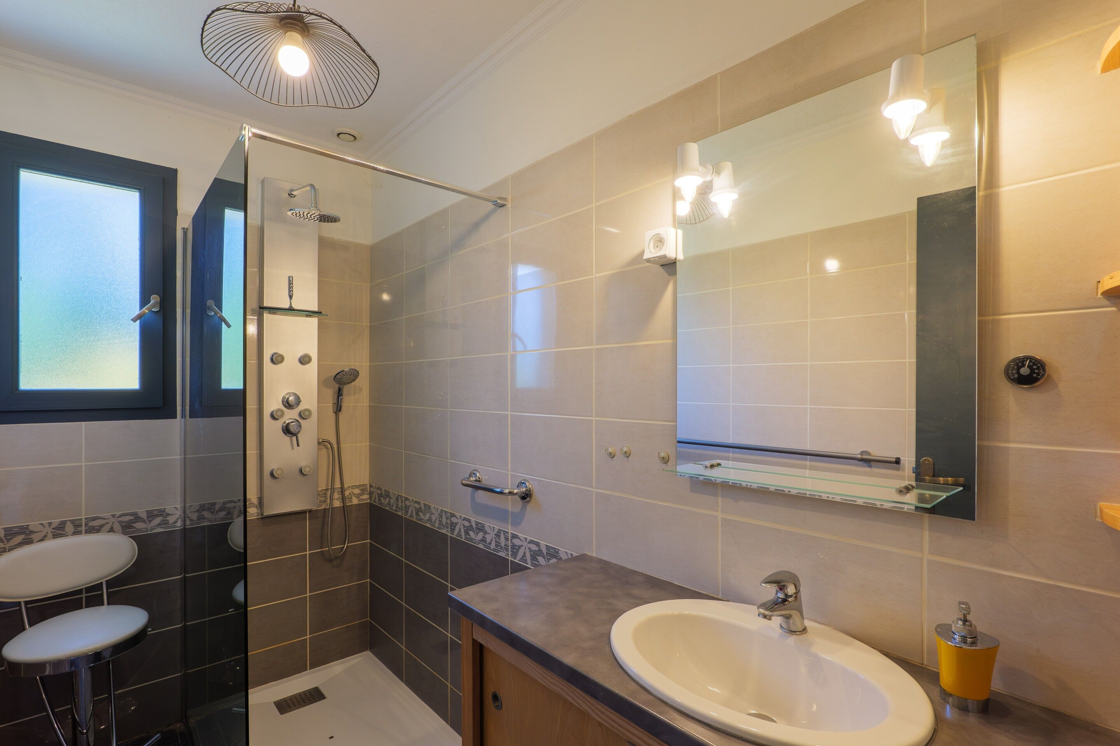 Douche, sèche-cheveux, serviettes fournies