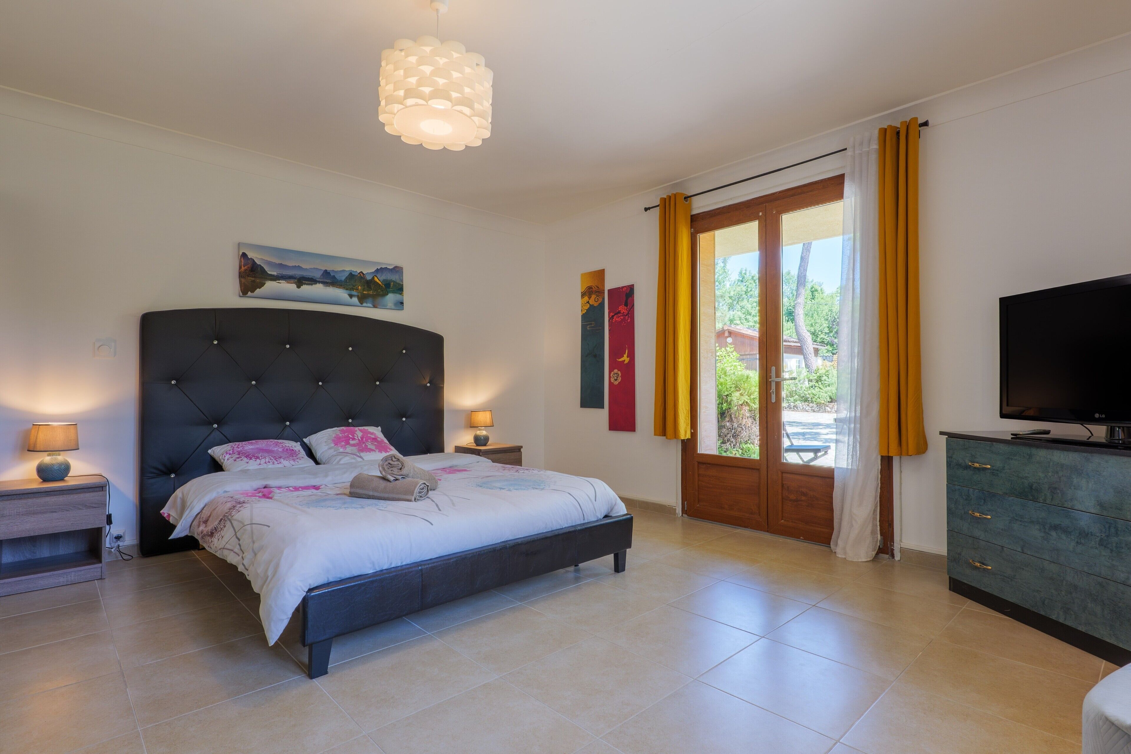 6 chambres, fer et planche à repasser, Wi-Fi, draps fournis