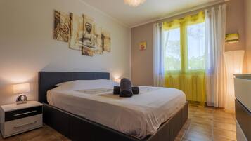 6 bedrooms, iron/ironing board, WiFi, bed sheets