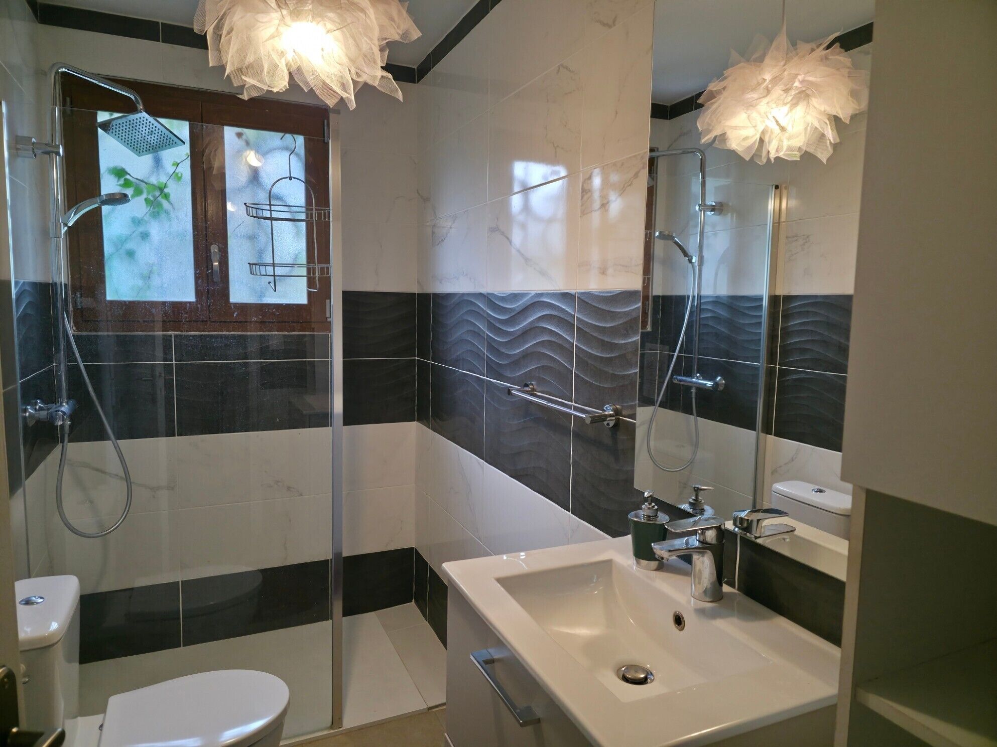 Douche, sèche-cheveux, serviettes fournies