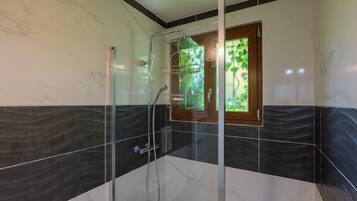 Chuveiro, secador de cabelo, toalhas de banho