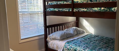 アイロン / アイロン台、WiFi (無料)、ベッドシーツ