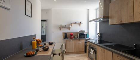 Fridge, microwave, oven, stovetop