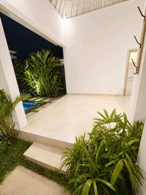 Property grounds - Cozy 3BR Villa in Kerobokan, Bali (Kerobokan Kelod)