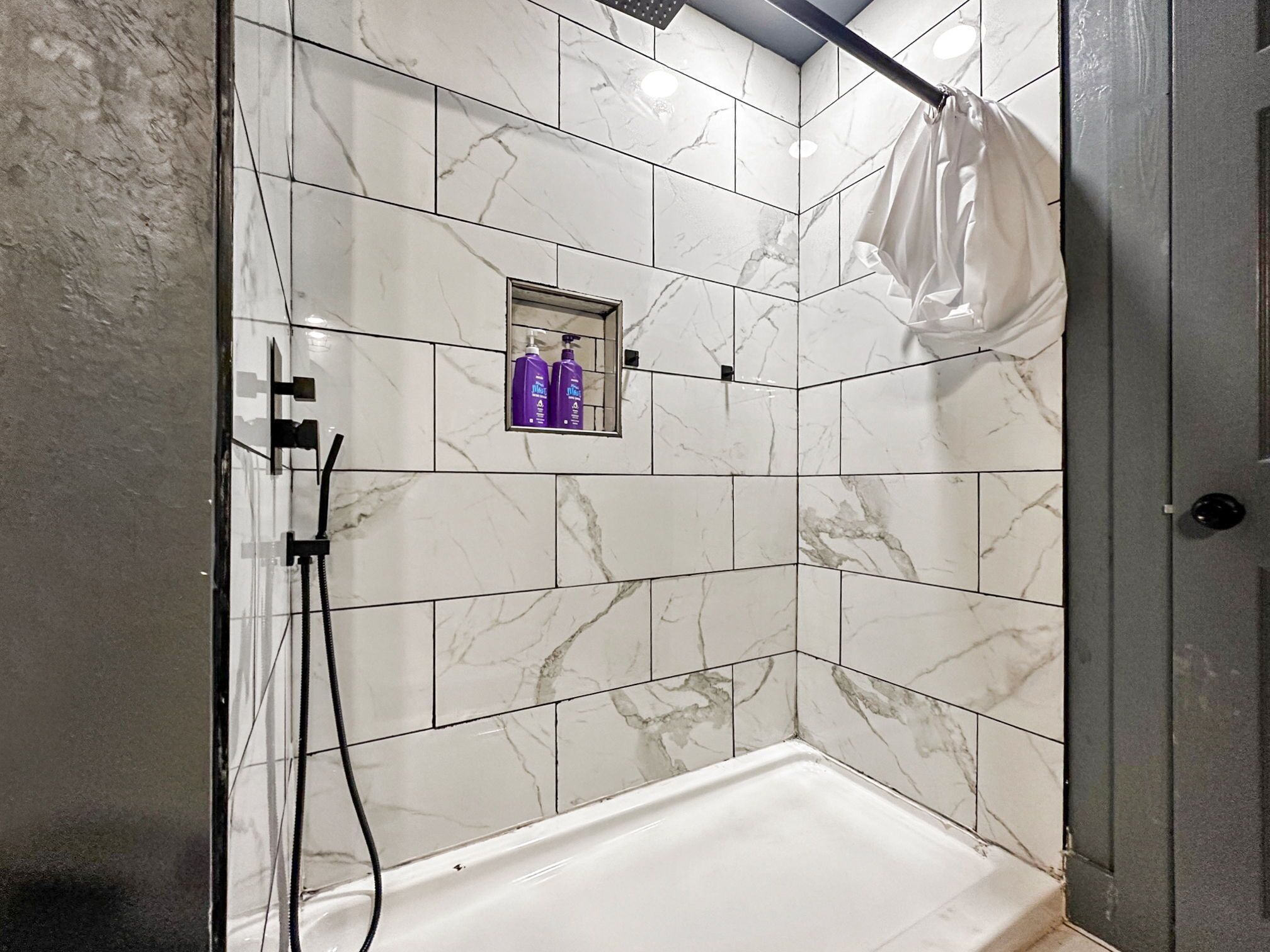 Douche, sèche-cheveux, serviettes fournies, savon