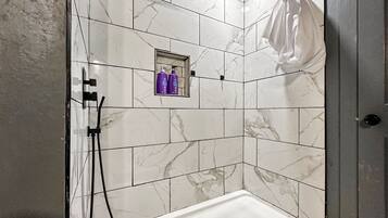 Douche, sĂšche-cheveux, serviettes fournies, savon